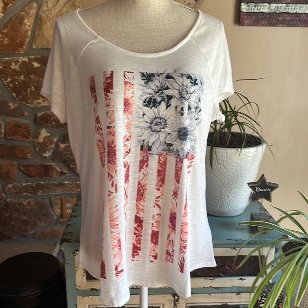 LA Threads Women’s Floral Patriotic ScoopNeck T-shirt Size L Red, White, Blue